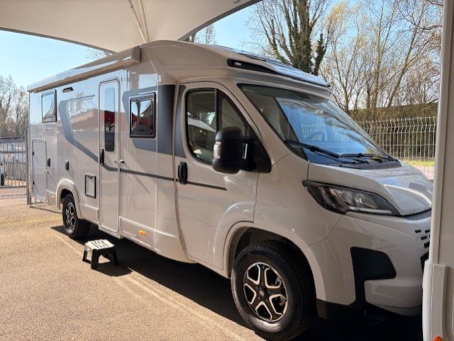 Adria Compact Select DC