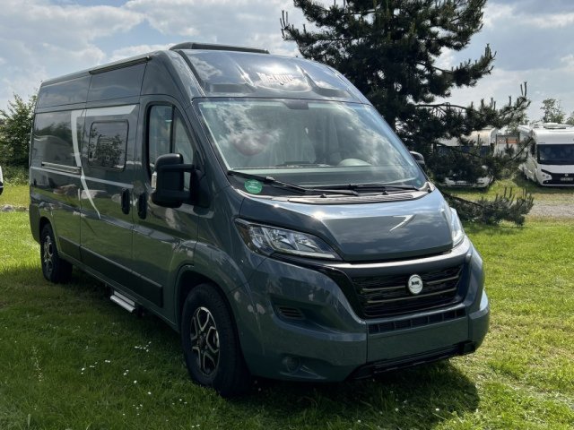 Mc Louis Menfys Van 3 signature